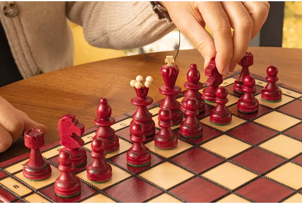 SZACHY PEREŁKA średnia (36x36 cm) kolor wiśniowy